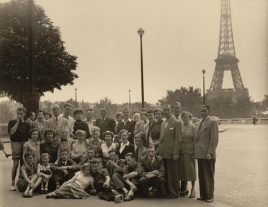 878025 Groepsportret van cursisten van dansschool D. van Ake (Achter St. Pieter 4) te Utrecht, bij een uitstapje naar ...